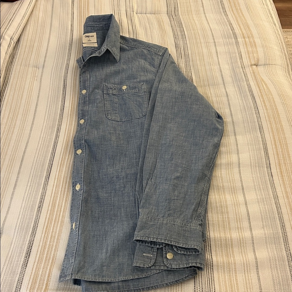 GAP Men's Chambray Blue Button-Down Shirt Lightweight Jean - Picture 2 of 6